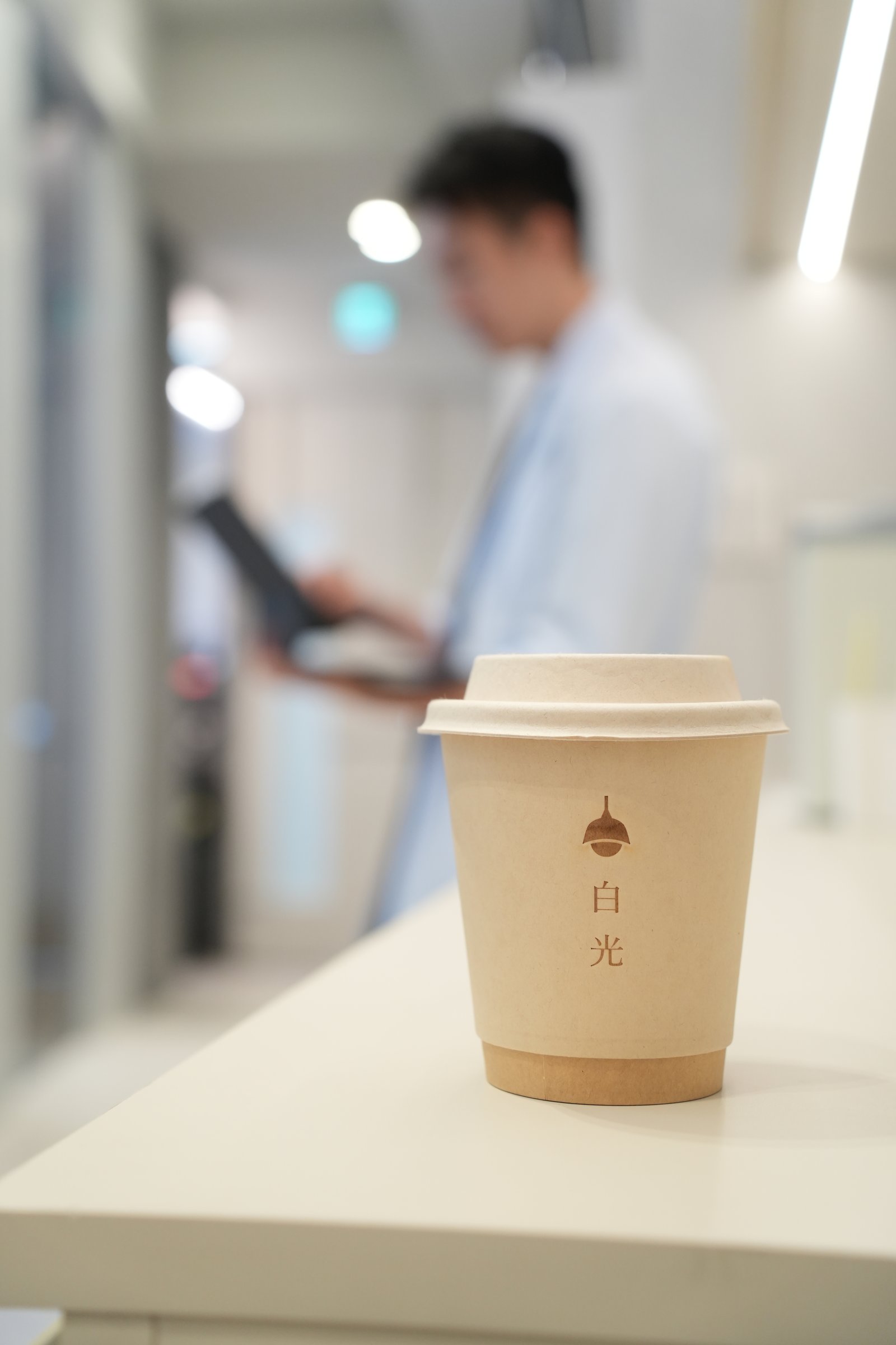 診間咖啡吧檯的白光咖啡